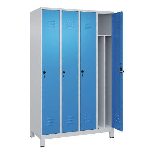C+P, C+P Schwarz-Weiß-Spind Classic PLUS, schmal, 4 Abteile, verkürzte Trennwand mittig, lichtgrau / lichtblau, B 1200 mm, mit Füßen, Drehriegel, Trennwand