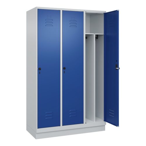 C+P, C+P Schwarz-Weiß-Spind Classic PLUS, schmal, 3 Abteile, verkürzte Trennwand mittig, lichtgrau / enzianblau, B 1200 mm, mit Bodensockel, Drehriegel,