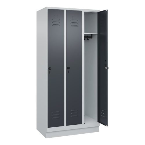 C+P, Spind Classic PLUS, 3 Abteile, lichtgrau / grau, B 900 mm, mit Bodensockel, Drehriegel C+P