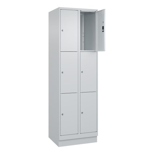 C+P, 3er-Schließfachschrank Classic PLUS, 2 Abteile, lichtgrau, B 600 mm, 6 Fächer, mit Bodensockel C+P