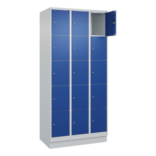 C+P, 5er-Schließfachschrank Classic PLUS, 3 Abteile, lichtgrau / enzianblau, B 900 mm, 15 Fächer, mit Bodensockel C+P