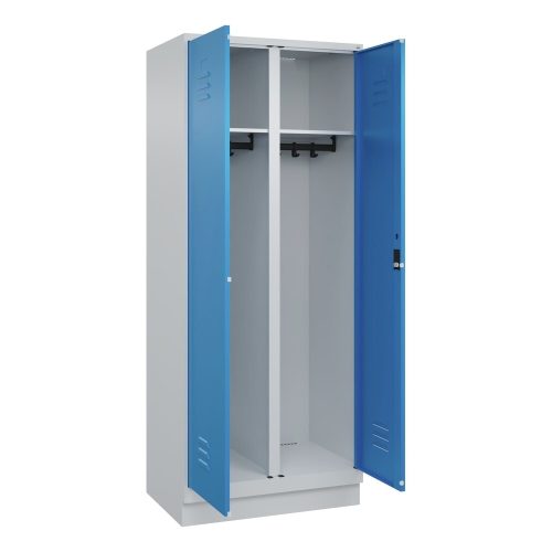 C+P, Schwarz-Weiß-Spind Classic PLUS, Trennwand mittig, 1 Abteil, lichtgrau / lichtblau, HxB 1950 x 800 mm, mit Bodensockel, Zylinderschloss C+P