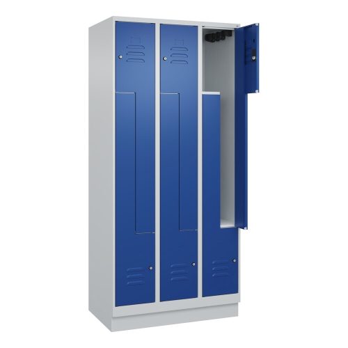 C+P, Z-Spind Classic PLUS, 3 Abteile, lichtgrau / enzianblau, B 900 mm, mit Bodensockel, Zylinderschloss C+P