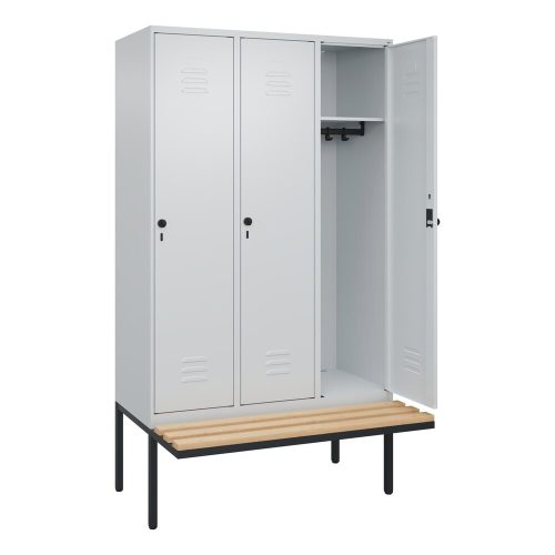 C+P Spind Classic PLUS, 3 Abteile, HxBxT 2.120 x 1.200 x 815 mm, für Vorhängeschloss, auskragende Bank aus Buche, lichtgrau, lichtgrau