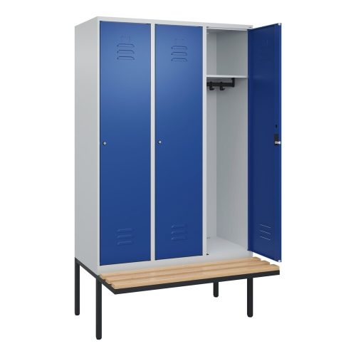 C+P, Spind Classic PLUS Sitzbank, 3 Abteile, lichtgrau / enzianblau, B 1200 mm, Zylinderschloss, auskragend, Buche-Hartholz C+P