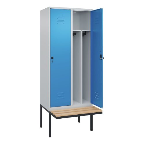 C+P Spind Classic PLUS, 2 Abteile, Trennwand, HxBxT 2.120 x 800 x 815 mm, für Vorhängeschloss, auskragende Bank aus Buche, lichtgrau, lichtblau