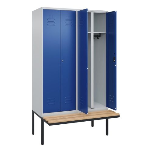 C+P Schwarz-Weiss-Spind Classic PLUS, 4 Abteile, HxBxT 2.120 x 1.200 x 815 mm, Zylinderschloss, auskragende Bank aus Buche, lichtgrau, enzianblau