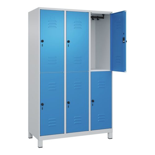 C+P, Doppelstock-Spind Classic PLUS, 3 Abteile, lichtgrau / lichtblau, HxB 1950 x 1200 mm, mit Füßen, Drehriegel C+P