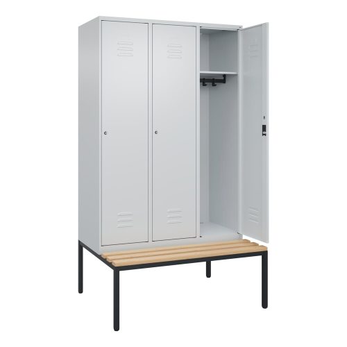 C+P, Spind Classic PLUS Sitzbank, 3 Abteile, lichtgrau, B 1200 mm, Zylinderschloss, untergebaut, Buche-Hartholz C+P