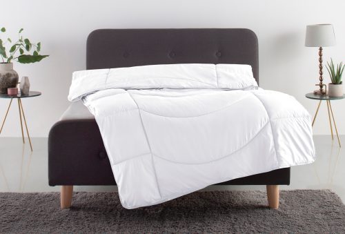 undefined, Microfaserbettdecke, »Microlux«, Traumecht, Füllung: Polyester, Bezug: *Von Testschläfern im Juni 2013 mit »GUT« (1,8) bewertet (getestet wurde das 4-Jahreszeiten-Bett in der Grösse 135/200), kochfest bis 95 °C, zum Spitzenpreis!