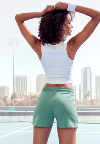 LASCANA ACTIVE Shorts mit kleinen Seitenschlitzen