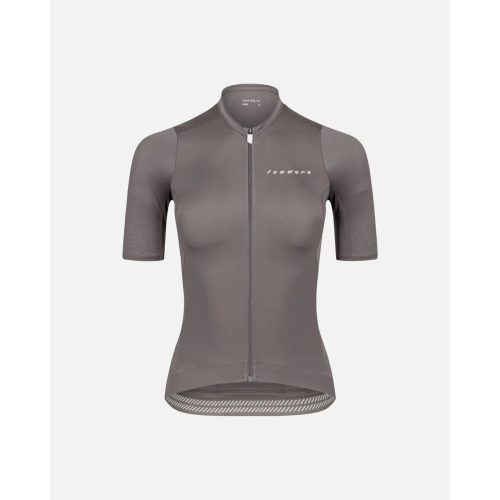 Isadore, Isadore Damen Debut Trikot