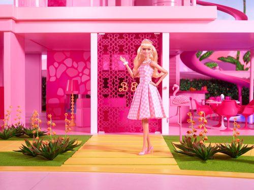 Mattel, Barbie Signature The Movie - Margot Robbie als Barbie Puppe zum Film im rosa-weißen Karo-Kleid, Spielfigur
