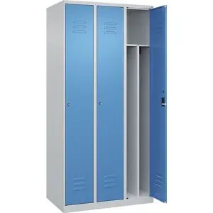 C+P Schwarz-Weiß-Spind Classic PLUS, schmal, 3 Abteile, verkürzte Trennwand mittig, lichtgrau / lichtblau, B 900 mm, mit Bodengleitern, Zylinderschloss,