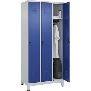 Spind Classic PLUS, 3 Abteile, lichtgrau / enzianblau, B 900 mm, mit Füßen, Drehriegel C+P