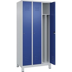 C+P Schwarz-Weiß-Spind Classic PLUS, schmal, 3 Abteile, verkürzte Trennwand mittig, lichtgrau / enzianblau, B 900 mm, mit Füßen, Zylinderschloss,
