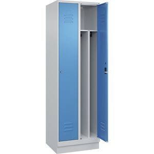 C+P Schwarz-Weiß-Spind Classic PLUS, schmal, 2 Abteile, verkürzte Trennwand mittig, lichtgrau / lichtblau, B 600 mm, mit Bodensockel, Zylinderschloss,