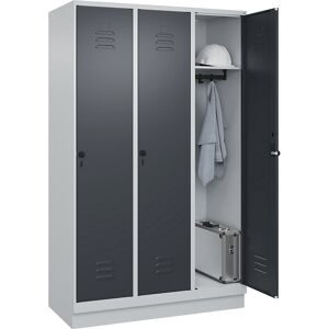 Spind Classic PLUS, 3 Abteile, lichtgrau / grau, B 1200 mm, mit Bodensockel, Drehriegel C+P
