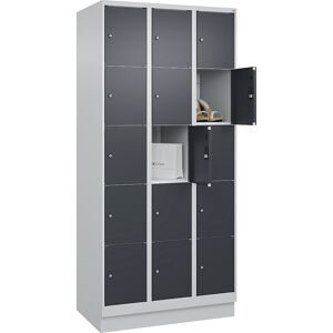 5er-Schließfachschrank Classic PLUS, 3 Abteile, lichtgrau / grau, B 900 mm, 15 Fächer, mit Bodensockel C+P