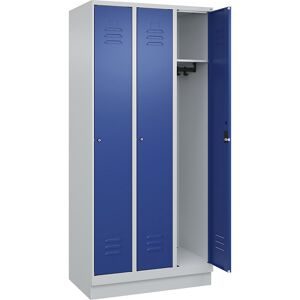 Spind Classic PLUS, 3 Abteile, lichtgrau / enzianblau, B 900 mm, mit Bodensockel, Zylinderschloss C+P