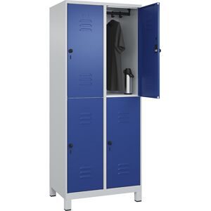 Doppelstock-Spind Classic PLUS, 2 Abteile, lichtgrau / enzianblau, HxB 1950 x 800 mm, mit Füßen, Drehriegel C+P
