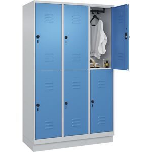 Doppelstock-Spind Classic PLUS, 3 Abteile, lichtgrau / lichtblau, HxB 1950 x 1200 mm, mit Bodensockel, Drehriegel C+P