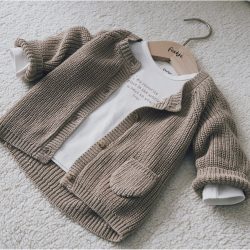 Strickjacke mit Tasche
