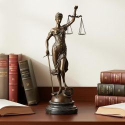 Bronze Skulptur Figur Justitia Göttin der Gerechtigkeit Marmorsockel 41cm