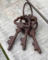 Nostalgie Schlüsselbund 3 Schlüssel zur Deko Gusseisen AntikStil Braun