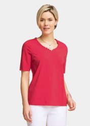 T-Shirt mit charmantem Ausschnitt und Schmucksteinchen - rot - Gr. 20 von Goldner Fashion