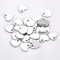 50 stücke Edelstahl Kleine Logo Herz Charme Schmuck Tags Zeug Halskette Schmuck DIY Erkenntnisse Tag für Logos Nicht Drehen weg von der Farbe