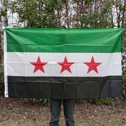 Aerlxemrbrae 90*150cm Syrien-Flagge Die Flagge der Syrischen Arabischen Republik Syrien mit drei Sternen, Banner zum Aufhängen, Heimdekoration