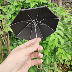 1 Stück Mattschwarzer 1/6 BJD Puppen-Regenschirm mit Gebogenem Griff Miniatur-Metallrahmen Puppen-Foto-Ornament Zubehör Nicht für den menschlichen Gebrauch