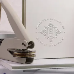Benutzerdefinierter Embosser-Stempel, Aus dem Library Embosser, personalisierte Buch-Embosser-Stempel, individuelles Logo, Zauberschule, Geschenk für Buchliebhaber