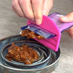 Praktisches Werkzeug zum Auspressen von Katzenfutter, Futterhilfe für Haustiere, kompaktes Design, langlebiger Kunststoff, Sanitärmaterialien, Futterspender ohne Abfall