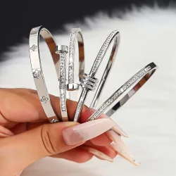 Luxuriöses Edelstahl-Armreif mit Zirkonia für Damen, Silberbeschichtetes Kleeblatt-Design, Offener Armreif, Wasserfest, Nicht Verblassend, Schmuck