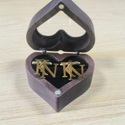 Tangula benutzer definierte Herren Edelstahl Manschetten knöpfe für Bräutigam Initialen Manschetten knöpfe mit Herz Holzkiste Hochzeit Bräutigam Schmuck Geschenk