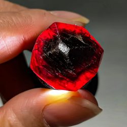 Natürlicher Roter Rubin-Kristall - Böhmisches DIY-Handwerksmaterial, Unbehandelt, Mit Einzigartigen Rissen und Splittern