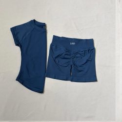 LOGO 2-teiliger Yoga-Anzug für Damen, kurzärmeliges T-Shirt, pfirsichfarbene Hüftshorts, hochelastisch, eng anliegend, für Sport, Outdoor, Fitness, Top-Anzug
