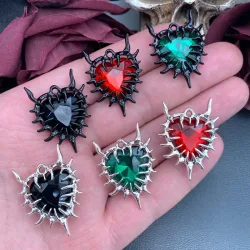 4 Stück Gothic Dorn Herz Charms Spiky Burning Heart Anhänger Punk Halskette Ohrring DIY Dornen Charms Schmuck Handwerk Herstellung