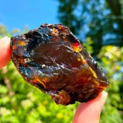 Natürlicher roher Bernsteinstein, natürlicher mineralischer Schatz in rot-orange, elegant, Rohsteine für Innendekoration und Schmuckherstellung.