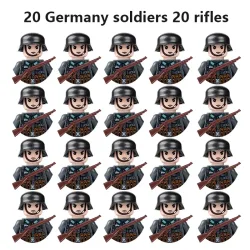 20 Spielzeuge für Soldaten und Kinder aus der Sowjetunion, Großbritannien, China, Frankreich, Polen und Kanada.