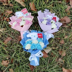 Echte Hellokitty-, Kuromi- und Cinnamoroll-Plüschpuppen mit künstlichen Blumensträußen ? Weihnachts-, Valentinstags-, Abschluss- und Geburtstagsgeschenke.