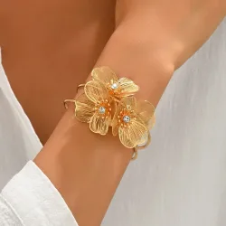 Goldene Blumen-Manschette für Damen, Französischer Zierlicher Strass-Armreif, Verstellbares Armband für Hochzeit, Strandurlaub, Geschenk