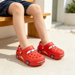 Cartoon 95 Rennwagen-Themen-Clogs für Jungen, weiche, bequeme EVA-Lochschuhe, süße Schlupfsandalen, originelles Geburtstagsgeschenk für Autoliebhaber