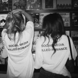 Y2k T-Shirt ?Social Media Killed Romance? T-Shirt mit Ästhetischem Schriftzug-Druck Hochwertiges Vintage-T-Shirt aus Sand-Baumwolle Unisex