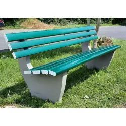 Sitzbank Oslo mit Betonfuss, PVC-Latten mit Stahleinlage, grün