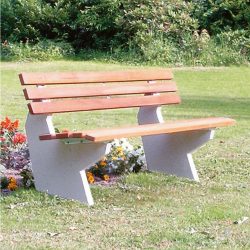 Sitzbank Oslo mit Betonfuss, PVC-Latten mit Holzeinlage, hellelfenbein