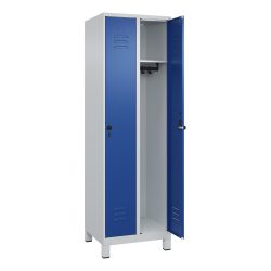 Spind Classic PLUS, 2 Abteile, lichtgrau / enzianblau, B 600 mm, mit Füßen, Drehriegel C+P