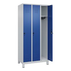 Spind Classic PLUS, 3 Abteile, lichtgrau / enzianblau, B 900 mm, mit Füßen, Drehriegel C+P